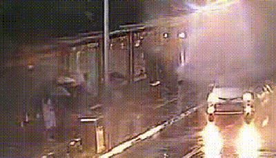 雨天驾车溅路人一身水，违法吗？