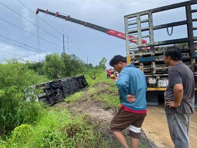 泰国一载有中国游客的巴士发生翻车事故，27人受伤