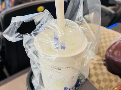 放一会变半杯、喝出毛发蟑螂，奶茶行业何以困在“食品安全”里？