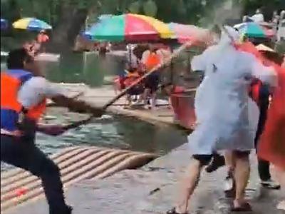 广西阳朔通报景区筏工殴打游客：3名筏工被拘