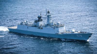 海军四川舰赴南海开展试验训练