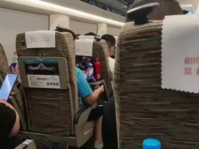 网传男孩在列车上玩耍刀具，武汉火车站：系刀具模型