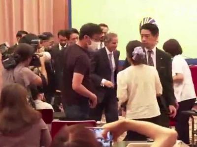 现场一幕：韩媒记者追问IAEA“是不是收了一百万”