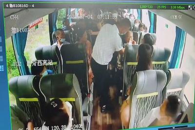 救人要紧！老人公交车上突昏迷，司机停车紧急施救