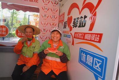 为环卫工人、快递员送去暖心凉爽服务！即墨这些核酸小屋变身“清凉驿站”