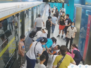 青岛地铁1号线发生惊险而暖心一幕：三岁女童异物卡喉，2分钟后成功获救