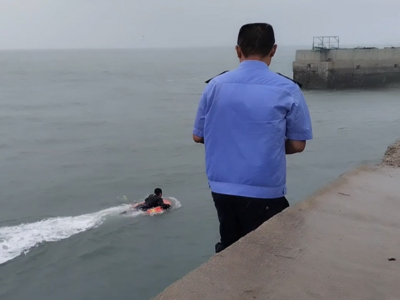仅用时两分钟！水上无人救援“机器人”成功救助两名外地来青游客
