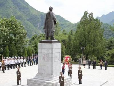 金正恩拜谒中国人民志愿军烈士陵园