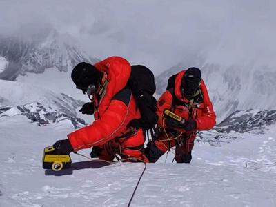 9.5±1.2米！珠峰顶部积雪厚度测出来了