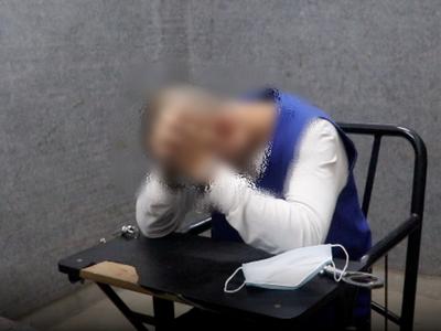 踏入国门那刻，他发疯一样跑去投案自首