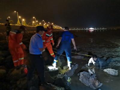 与时间赛跑！小伙赶海时不慎陷入淤泥，青岛警民联手火速救援