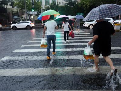 中央气象台发布暴雨蓝色预警：多地有暴雨，山东南部等地有大雨