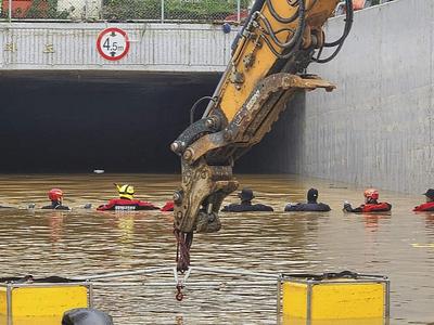 至少13人在积水地下车道溺亡，韩国警方回应将调查