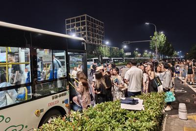 摆渡2000余人次！城阳巴士100部公交车为薛之谦演唱会提供交通服务保障