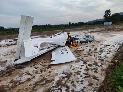 民航通报江苏镇江一飞机坠落泥地：两人无生命危险
