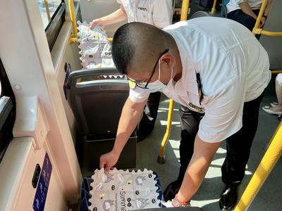 青岛公交车厢“上新”，防暑小物品助乘客清凉一夏！