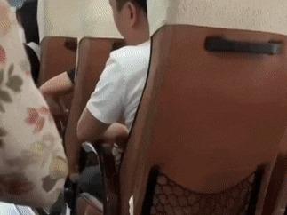 导游威胁游客“不买就下车”，低价团乱象何解？
