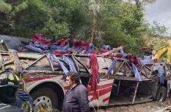 墨西哥南部公共汽车坠崖事故已造成至少29人死亡
