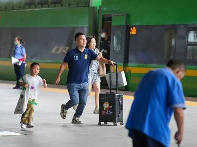 上半年全国铁路发送旅客17.7亿人次，接近2019年同期水平