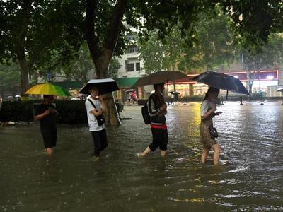 雨后蹚水走路，小心“烂脚”！建议这样做→