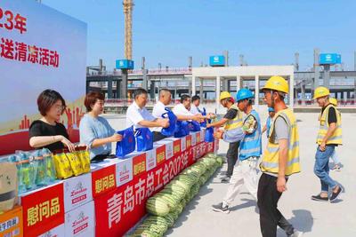 青岛市总工会携手胶州市总工会深入项目一线送清凉