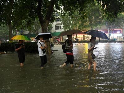 暴雨洪涝来袭，应当如何应对？