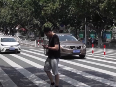 过斑马线你还在玩手机吗？交警：罚单这不就来了