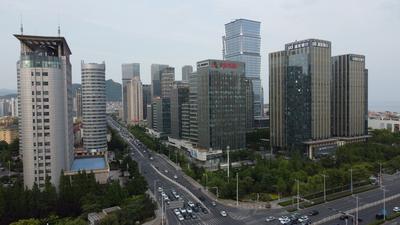 今年以来，崂山区纪委监委推动相关单位助企解决诉求40个，批评教育帮助和处理13人