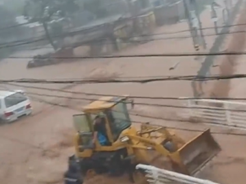致敬！暴雨中一家三口被困，他开着铲车逆流而上