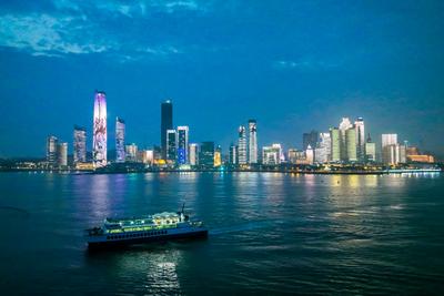 受台风“巴威”影响，青岛浮山湾灯光秀将临时关闭