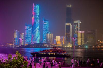 今明两晚，来五四广场看世界精神卫生日主题灯光秀