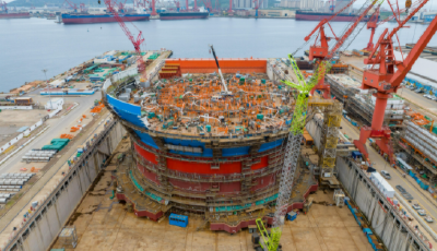 亚洲首艘新型“海上油气加工厂”在青岛完成船体建造
