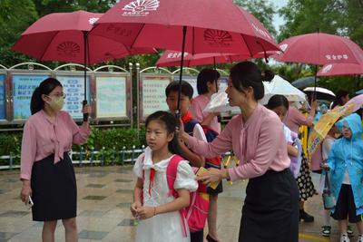 报到日遇降雨，老师撑起爱心伞