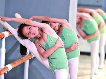 报班越多越心安？暑期天价开销究竟值不值