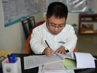 身高不足1米的“袖珍神医”，守护全村百姓