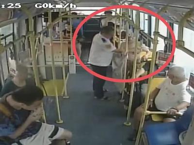 为老人擦身送衣、帮抬小推车……青岛好司机爱老助老为城市文明增温