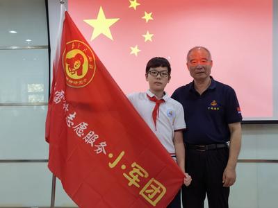 青岛敦化路小学举行“学雷锋志愿服务小军团”授旗仪式