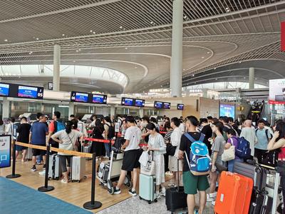 青岛机场单日最高旅客吞吐量达8.11万人次，创胶东国际机场启用以来最高纪录