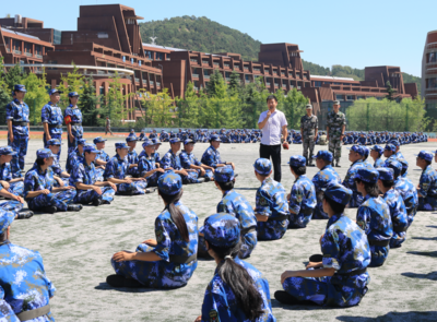 青岛理工大学：“别样思政”走进军训场  