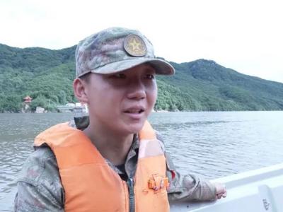 15年前被解放军救下的男孩，如今成了抗洪战士！