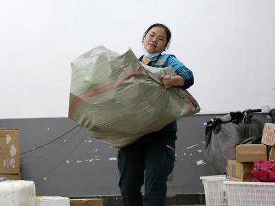 暴雨致快递被泡能申请赔偿吗？谁承担？