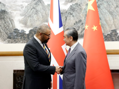 王毅同英国外交发展大臣克莱弗利举行会谈