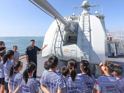北部战区海军某潜艇基地组织两所对口援建学校开展军事夏令营活动