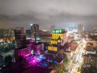 焕新消费场景，青岛啤酒街夜色醉人