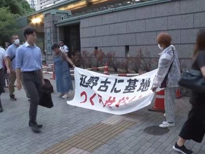 日本民众举行抗议活动，要求美军基地迁出冲绳
