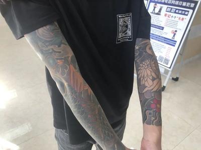 网瘾少年满身文身，他们不能免责！