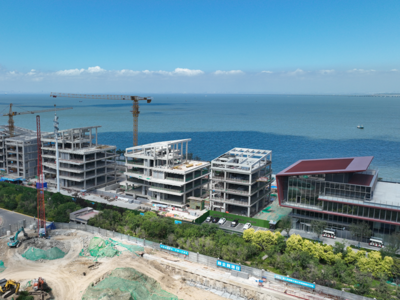 打造国际滨海企业总部湾区！青岛滨海国际中心项目一期主体结构施工收尾