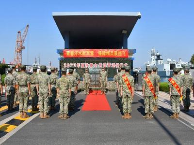 92805部队某警卫勤务连在军港码头战位举行“2023年夏秋季士兵选晋退役仪式”