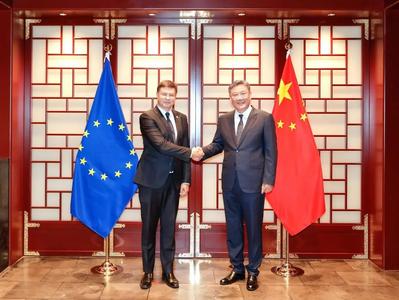 举行会谈，中国商务部长当面表达强烈不满