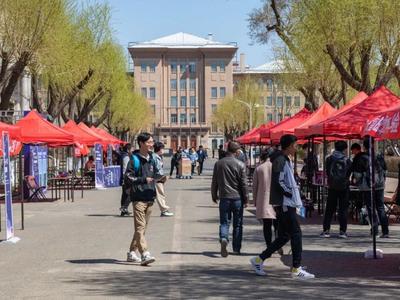 开放包容不能光写在校训里，更要体现在行动中！大学校门，该打开了